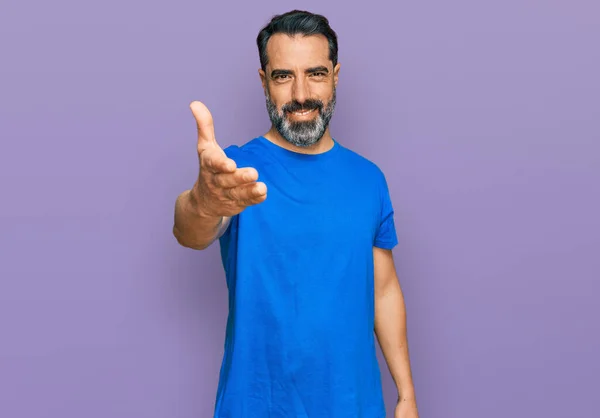 Man Van Middelbare Leeftijd Met Baard Casual Blauw Shirt Glimlachend — Stockfoto