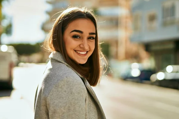 Menina Hispânica Jovem Sorrindo Feliz Cidade — Fotografia de Stock