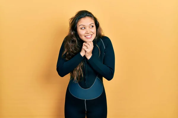 Joven Chica Hispana Usando Uniforme Neopreno Buceador Riendo Nerviosa Emocionada — Foto de Stock