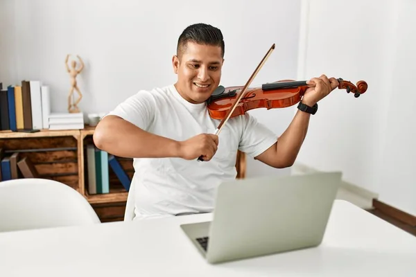 Ung Latinamerikansk Man Som Har Online Fiol Lektion Med Laptop — Stockfoto