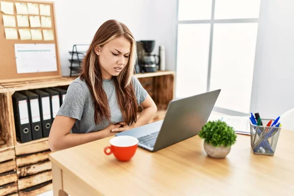 Jonge Brunette Die Kantoor Werkt Met Een Laptop Met Hand — Stockfoto