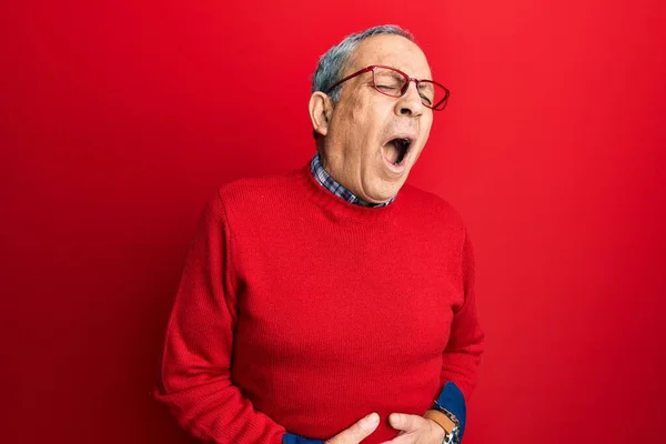 Jóképű Ősz Hajú Idős Férfi Alkalmi Ruhákat Szemüveget Visel Kezével — Stock Fotó