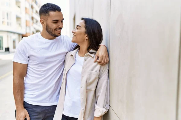 Jovem Casal Latino Sorrindo Feliz Abraçando Cidade — Fotografia de Stock