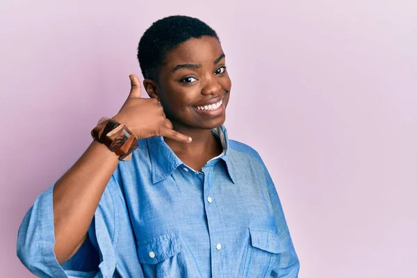 Mladá Afroameričanka Oblečená Neformálního Oblečení Usmívá Gestikuluje Rukama Prsty Jako — Stock fotografie