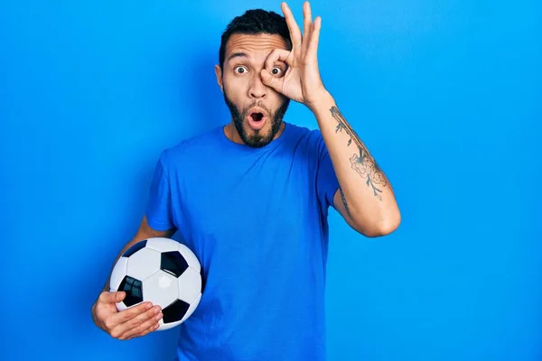 Homme Hispanique Avec Barbe Tenant Ballon Football Faisant Geste Choqué — Photo