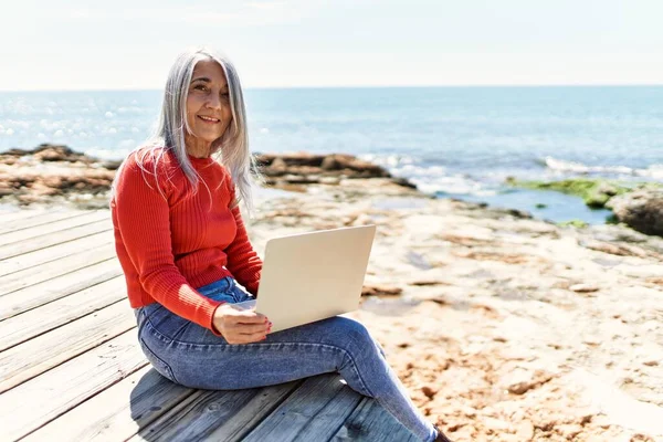 Μέση Ηλικία Γκρίζα Μαλλιά Γυναίκα Χρησιμοποιώντας Φορητό Υπολογιστή Κάθεται Στον — Φωτογραφία Αρχείου
