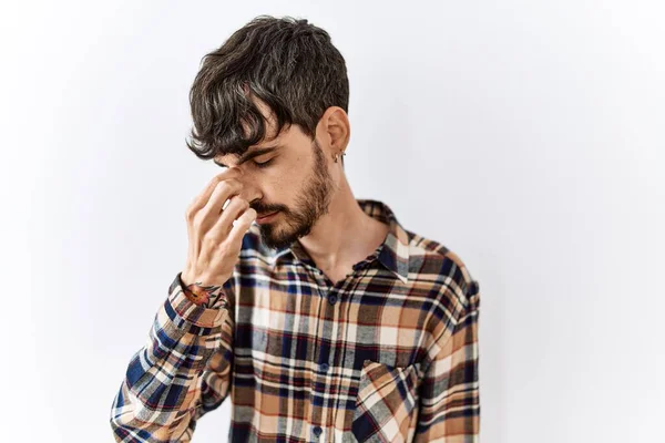 Homem Hispânico Com Barba Sobre Fundo Isolado Cansado Esfregando Nariz — Fotografia de Stock