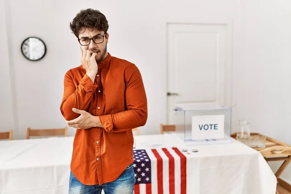 Hispanic Man Står Vid Valsalen Ser Stressad Och Nervös Med — Stockfoto