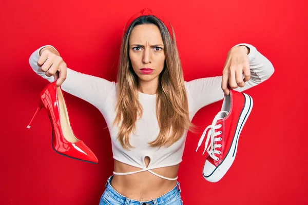 Mulher Hispânica Bonita Escolhendo Sapatos Salto Alto Tênis Cético Nervoso — Fotografia de Stock
