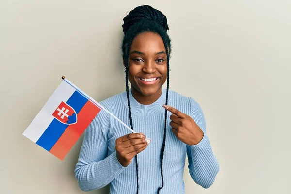 Donna Afroamericana Con Capelli Intrecciati Che Tiene Bandiera Slovacca Sorridente — Foto Stock