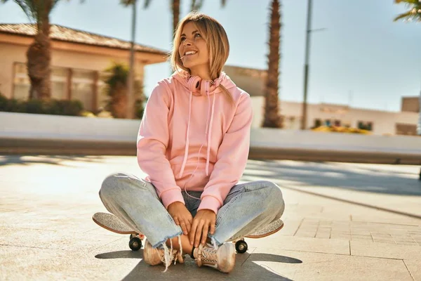 Jong Blond Skater Meisje Glimlachen Gelukkig Met Behulp Van Koptelefoon — Stockfoto
