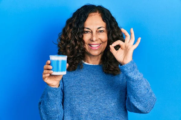 Hispanische Frau Mittleren Alters Die Ohrenschmalz Baumwollentferner Der Hand Hält — Stockfoto