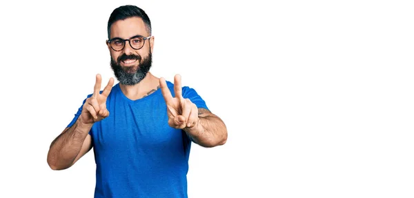 Hispánec Vousy Neformální Tričku Brýlích Usmívající Kameru Ukazující Prsty Ukazující — Stock fotografie
