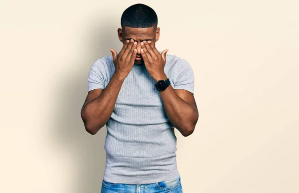 Joven Hombre Negro Con Camiseta Casual Frotando Los Ojos Para — Foto de Stock