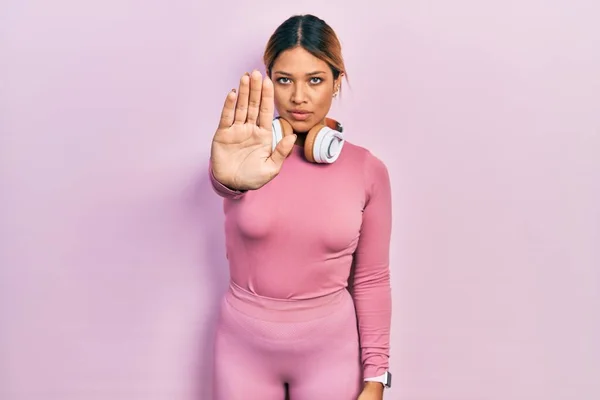 Hermosa Mujer Hispana Que Usa Ropa Gimnasio Usa Auriculares Que —  Fotos de Stock