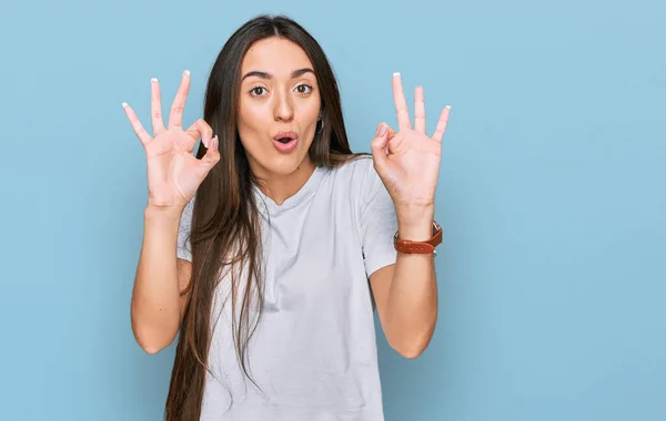 Menina Hispânica Jovem Vestindo Camisa Branca Casual Olhando Surpreso Chocado — Fotografia de Stock