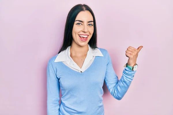 Mooie Vrouw Met Blauwe Ogen Staan Roze Achtergrond Glimlachen Met — Stockfoto