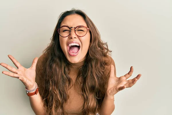 Joven Chica Hispana Vestida Con Ropa Casual Gafas Celebrando Locos —  Fotos de Stock