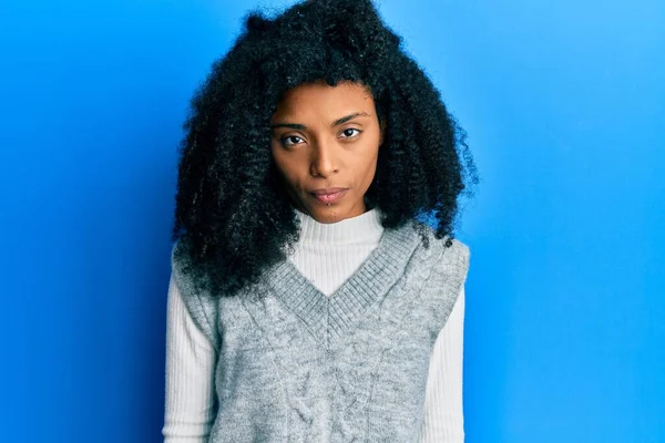 Afroamerikanerin Mit Afrohaaren Lässigem Winterpullover Entspannt Mit Ernstem Gesichtsausdruck Einfacher — Stockfoto