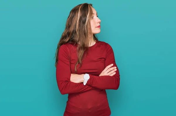 Jonge Blonde Vrouw Dragen Casual Kleding Kijken Naar Kant Met — Stockfoto