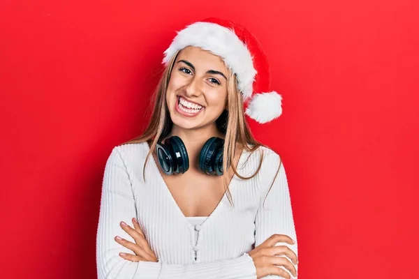 Красива Іспаномовна Жінка Різдвяній Шапці Навушниках Щасливе Обличчя Посміхається Схрещеними — стокове фото