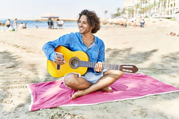 Jovem Hispânico Tocando Guitarra Clássica Sentado Areia Praia — Fotografia de Stock
