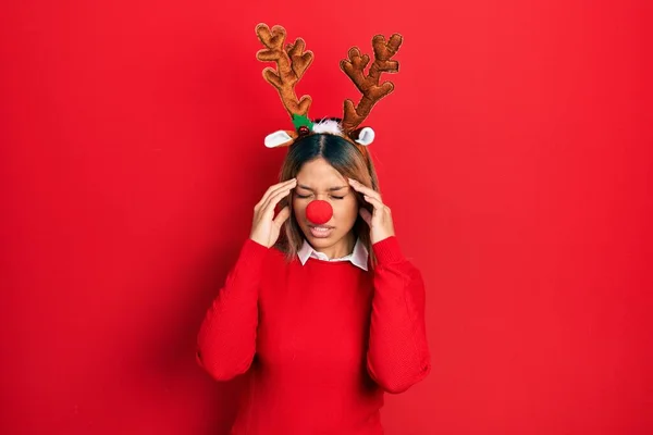 Красивая Латиноамериканка Рождественской Шляпе Оленя Красном Носу Рукой Голове Боли — стоковое фото