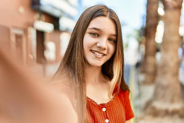 Caucásico Adolescente Chica Sonriendo Feliz Hacer Selfie Por Teléfono Inteligente —  Fotos de Stock