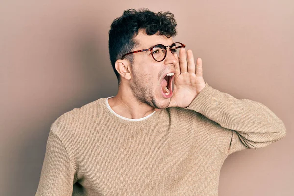 Junger Hispanischer Mann Lässiger Kleidung Und Brille Der Laut Schreit — Stockfoto