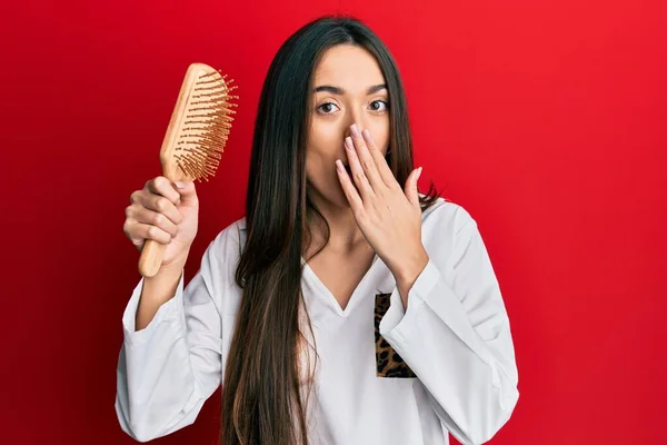 Jong Latijns Meisje Met Een Haarborstel Die Haar Mond Bedekt — Stockfoto