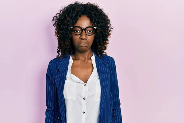 Νεαρή Αφροαμερικανή Γυναίκα Που Φοράει Επαγγελματικά Ρούχα Και Γυαλιά Μελαγχολική — Φωτογραφία Αρχείου