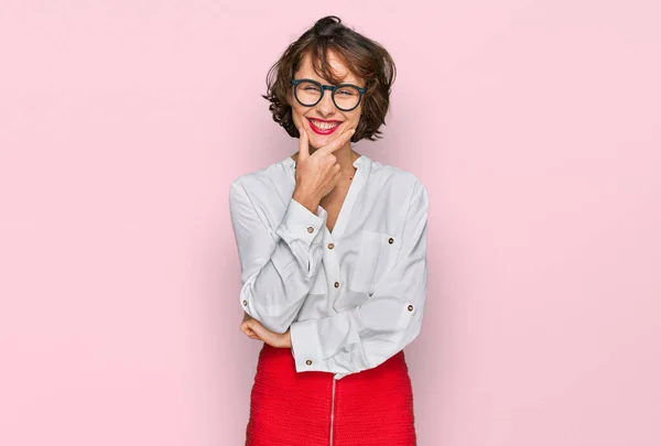 Mladá Hispánka Oblečená Obchodním Stylu Brýlemi Sebevědomě Dívala Kamery Usmívala — Stock fotografie