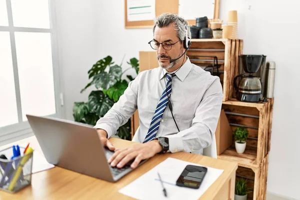 Medelålders Latinamerikan Affärsman Arbetar Kontoret Bär Operatör Headset Avslappnad Med — Stockfoto