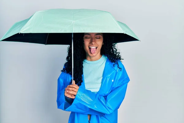 Ung Latinamerikansk Kvinna Med Lockigt Hår Regnrock Och Paraply Sticker — Stockfoto