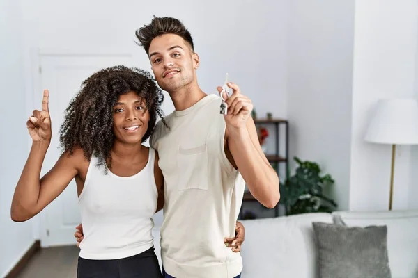 Jong Interraciaal Paar Met Sleutels Van Nieuw Huis Verrast Met — Stockfoto