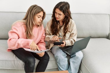 Aile ekonomisini kontrol eden genç çift.