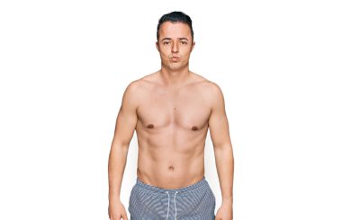 Mayo giyen yakışıklı genç adam depresif ve endişeli, sinirli ve korkmuş. hüzünlü ifade. 