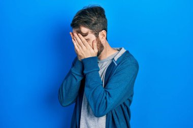 Sakallı, sıradan bir kazak giyen, suratını elleriyle kapatıp ağlayan beyaz bir adam. depresyon kavramı. 