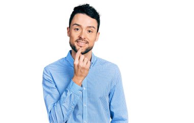 Sakallı, sıradan iş gömleği giyen, gülümseyen, kollarını kavuşturup çenesini kaldıran İspanyol bir adam. Olumlu düşünmek. 