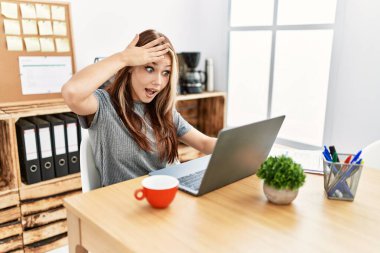 Ofiste çalışan genç esmer kadın dizüstü bilgisayarı ile şaşırdı ve hata yaptığını hatırlıyor. Unuttum, kötü hafıza kavramı. 