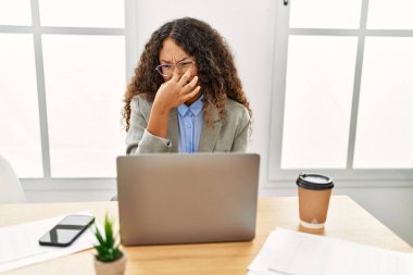 Güzel bir İspanyol iş kadını ofisinde oturmuş dizüstü bilgisayarla çalışıyor. Kokuşmuş, iğrenç, dayanılmaz bir koku alıyor. Parmakları burnunda nefesini tutuyor. Kötü kokuyor. 