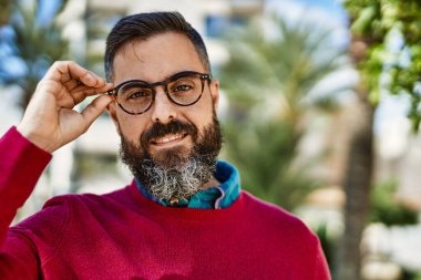 Genç İspanyol yönetici şehirde mutlu bir şekilde dikiliyor..