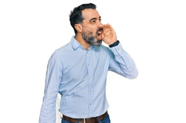 Sakallı, iş gömleği giymiş orta yaşlı bir adam el ele verip bağırıyor. iletişim konsepti. 