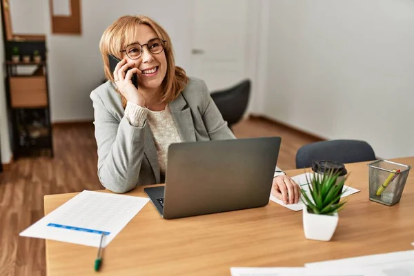 Donna Affari Mezza Età Che Lavora Con Computer Portatile Parla — Foto Stock