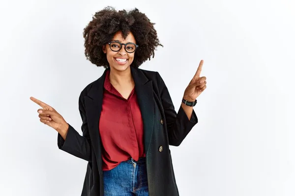 黑头发 身穿商务夹克 戴着眼镜的非洲裔美国女人带着自信的微笑 用手指指向不同的方向 复制广告空间 — 图库照片