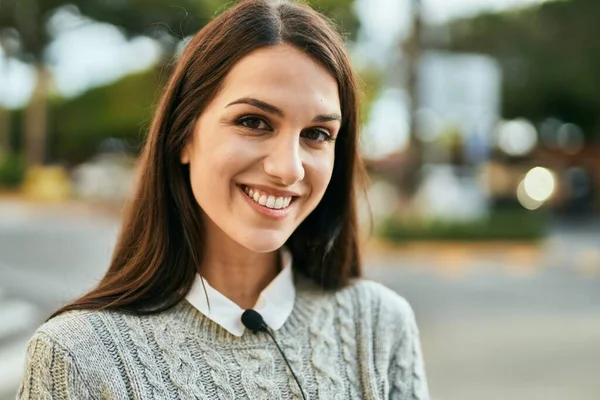 Ung Latinamerikansk Kvinna Ler Lycklig Stående Vid Staden — Stockfoto