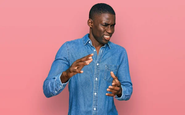 Junge Afrikanisch Amerikanische Mann Lässiger Kleidung Angewidert Ausdruck Unzufrieden Und — Stockfoto