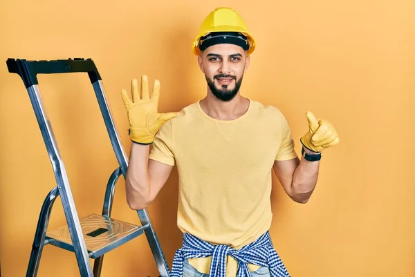 Snygg Man Med Skägg Genom Konstruktion Trappor Bär Hatt Visar — Stockfoto