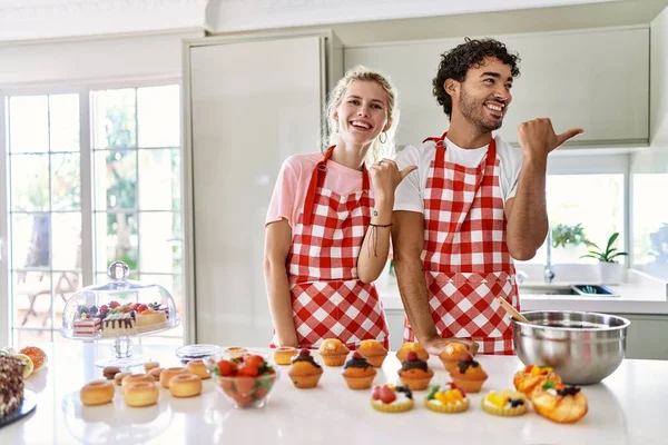 Casal Esposa Marido Cozinhando Doces Cozinha Sorrindo Com Rosto Feliz — Fotografia de Stock