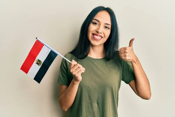 Молода Іспаномовна Дівчина Тримає Прапор Єгипту Посміхаючись Щасливим Позитивним Великий — стокове фото